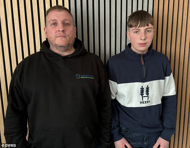 Adolescente entre 21 pacientes en riesgo de contraer VIH, hepatitis B y hepatitis C después de usar equipo no esterilizado para colocar aparatos ortopédicos en un hospital del NHS