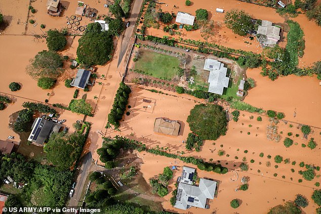 Se han causado daños por más de mil millones de dólares mientras las cuadrillas buscan frenéticamente a una mujer que fue arrastrada por la inundación, la peor inundación de Hawái en 20 años.