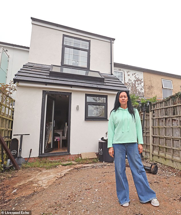 Una madre dice que se enfrenta a la falta de vivienda después de que el ayuntamiento exigiera que se demoliera su ampliación de £180.000.