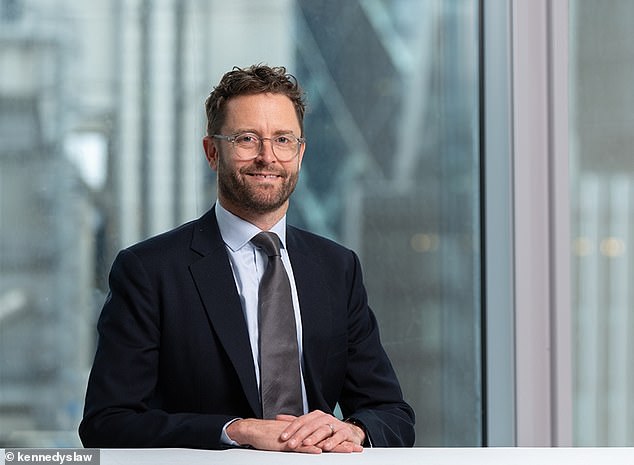 El jefe de un bufete de abogados de la ciudad ordena a sus principales socios abordar el “patrón” de intimidación y acoso sexual