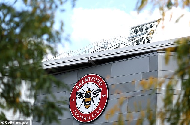 Los jugadores de Brentford ‘quedaron con sangre después de salvar a un hombre de un presunto ataque racista’ en el camino a casa después del empate con Leeds