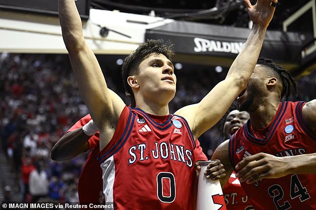 St. John’s toca el timbre para sorprender a Kansas en un final salvaje de March Madness y avanzar a su primer Sweet 16 desde 1999