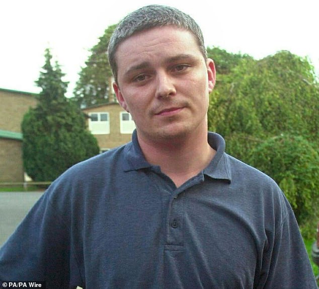 Los contribuyentes pagaron £2.000 por el funeral del doble asesino de Soham, Ian Huntley, incinerado en un ataúd ecológico de £265