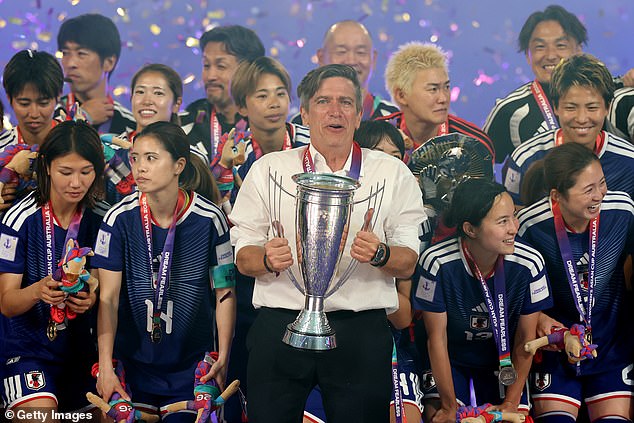 Entrenador de fútbol desmantela Australia porque ‘no se puede comprar cerveza después de las 23:00 horas’