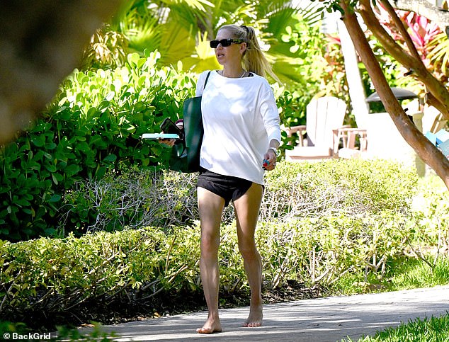 La ex estrella del tenis Anna Kournikova, de 44 años, vista por primera vez desde que dio a luz a su cuarto hijo en diciembre.