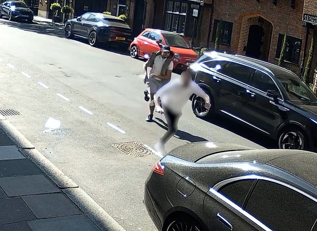 Conductor del momento persigue a inmigrantes argelinos que le robaron su reloj valorado en 65.000 libras mientras tomaba fotografías de su Bentley en Mayfair