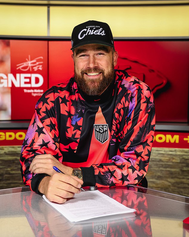 Los fanáticos de los Chiefs se sorprenden cuando Travis Kelce firma un contrato de TRES AÑOS que lo mantendrá en Kansas City hasta que tenga casi 40 años.
