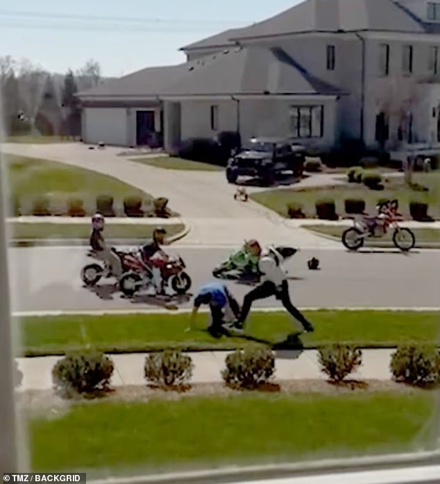 La estrella de Moment Reacher, Alan Richson, golpea a un vecino de Tennessee en una brutal pelea callejera presenciada por sus hijos