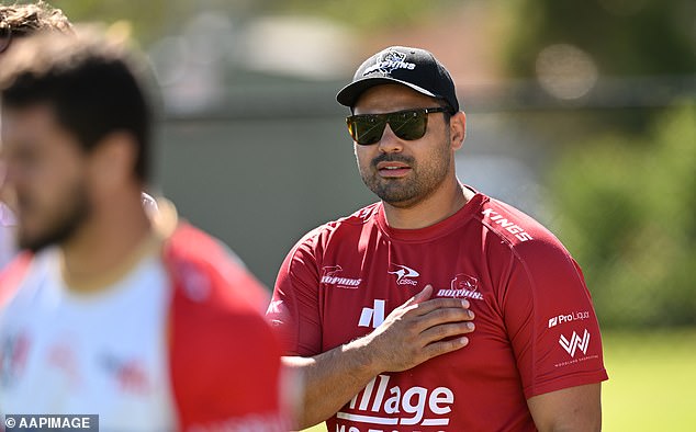 Gran drama para los Brisbane Broncos cuando la mano derecha del entrenador en jefe RENUNCIA luego de una acalorada discusión verbal entre los dos equipos.