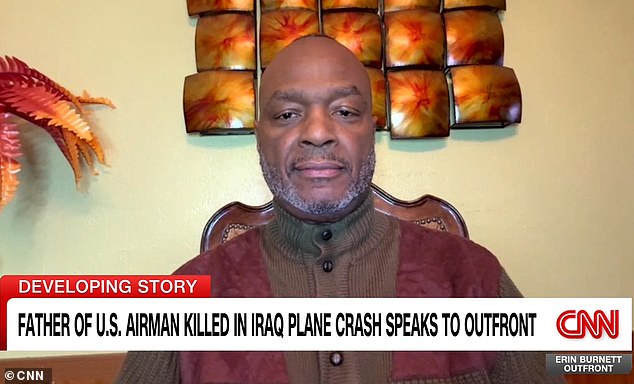 El desconsolado padre del aviador estadounidense asesinado en Irak revela sus devastadoras últimas palabras por teléfono horas antes de su muerte.