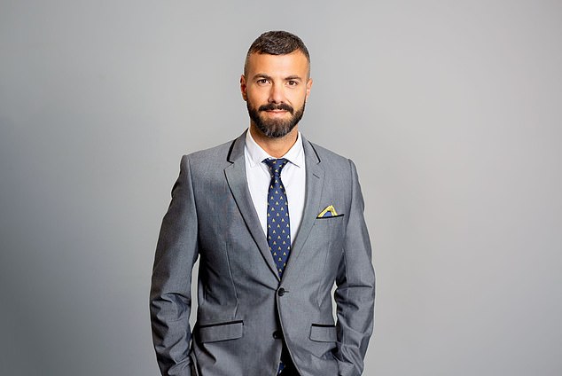 Dentro del caprichoso mundo de fantasía de un agente de bienes raíces, Ray White acusa a una empleada de suicidarse y envía sus datos a una funeraria.