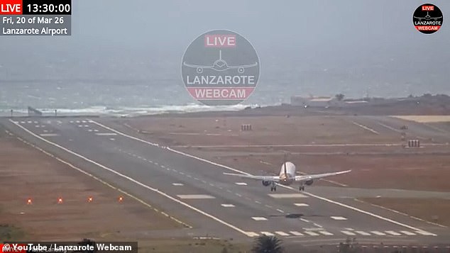Las Islas Canarias piden ayuda militar en medio del creciente caos por tormentas: represas “a punto de desbordarse” y pueblos aislados, un vídeo muestra el aterrizaje de un avión en ráfagas de último segundo