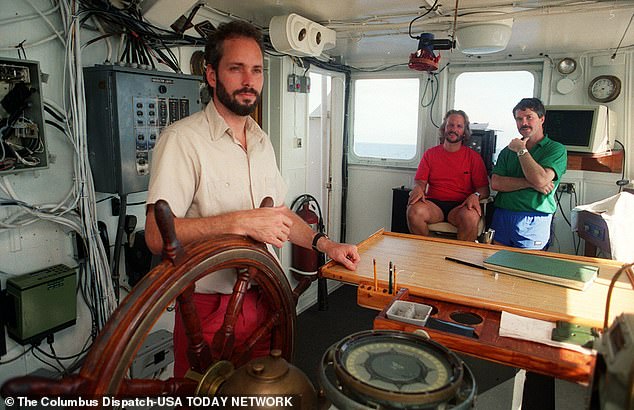 Un cazador de tesoros lleva el botín del “barco de oro” a su celda de prisión en un lugar secreto. Ahora es libre… y puede liderar la fortuna ‘maldita’ de 2 millones de dólares
