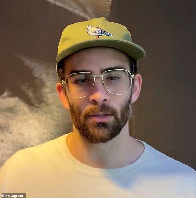 El streamer de vocabulario progresivo Hassan Pikar usa gafas Cartier de $1,380 y una camisa de $690 mientras se hospeda en un hotel de 5 estrellas durante un viaje humanitario a Cuba, donde el salario promedio anual es de $200.