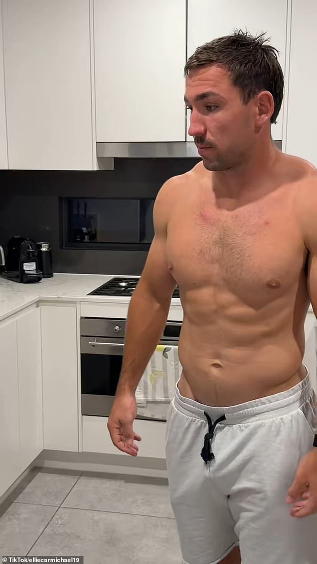 Los fanáticos del fútbol se sorprenden cuando la estrella de la NRL muestra su ‘brillante’ truco con el huevo de Pascua usando la máquina de hielo en su refrigerador.