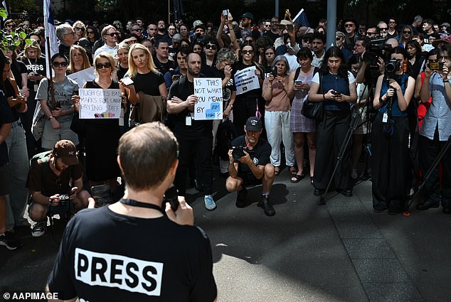 Desfinanciamiento de ABC: Huelga masiva fracasa cuando explota la emisora nacional australiana