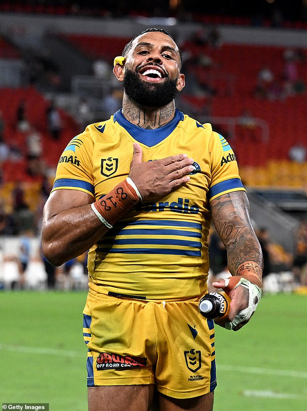 La estrella del fútbol Josh Addo-Carr describe con palabras elocuentes el escándalo de drogas que provocó su despido y habla sobre cómo se asegura de que su hijo tenga una infancia mejor que la suya.