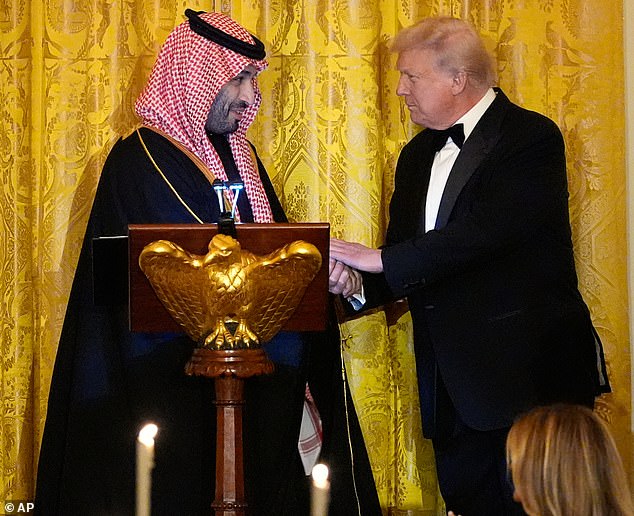 Kiir Stormer insta a “reducir la escalada” de la guerra de Irán en una llamada con Mohammed bin Salman, en medio de afirmaciones de que el líder saudí está instando a Donald Trump a enviar tropas terrestres.