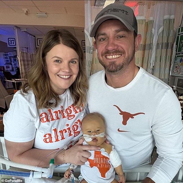 Los padres de un bebé gravemente enfermo con síndrome de Down quedaron en lista de espera para un trasplante de hígado después de llegar al hospital conectados a un ventilador.
