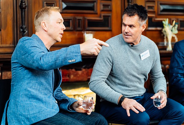 Sir Chris Hoy y Kenny Logan han pedido que más hombres se realicen el análisis de sangre de dos minutos que salva vidas.