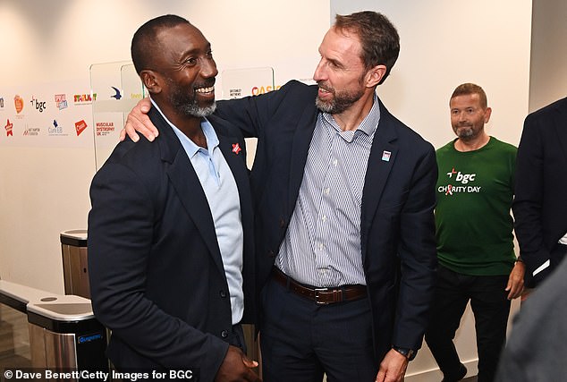 Jimmy Floyd Hasselbaink reaviva la disputa con Suella Braverman después de que el diputado reformista calificara los objetivos de diversidad de la FA como “racistas” y “una tontería que despierta completamente”