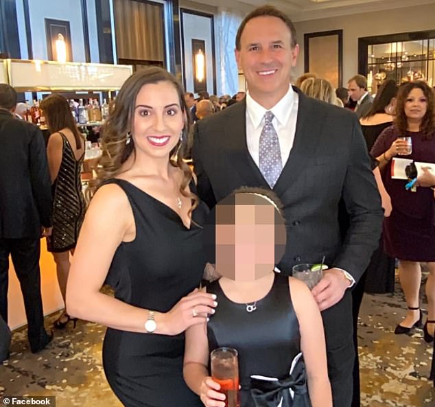 La abogada de 44 años, que vive en una glamurosa mansión, vio su vida y su carrera destrozadas por el vergonzoso plan, y ahora la experta dice que su única esperanza es recurrir al hombre que ama.