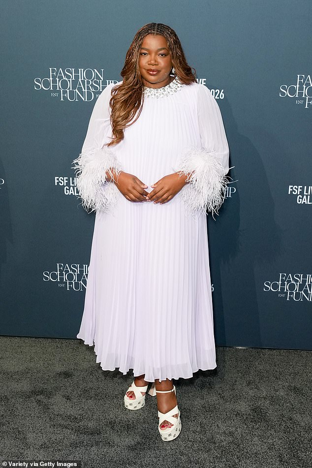 Wok, ex estilista de Vogue, se indignó al ver a mujeres blancas jugando el antiguo juego chino de mah jong, autocrítica para evitar a los hombres blancos en primera clase en un avión.