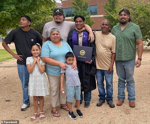 Madre e hijo de 7 años en Texas, ambos muertos en la cama después de que un auto chocara contra su casa mientras un adolescente dormía