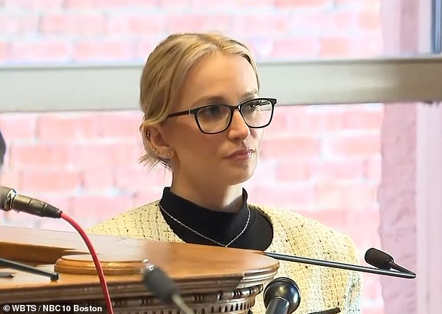 Una policía glamorosa toma una posición para luchar por su libertad mientras sus colegas intentan ponerla tras las rejas: su misterioso ‘intento de suicidio’… y la despedida de soltera que la llevó al límite.