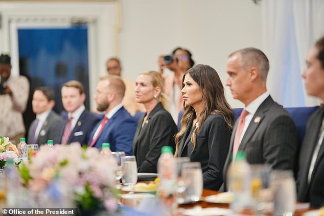 Corey Lewandowski hace una reaparición descarada con su ‘amante’ desterrada Christy Noem durante su visita oficial a Guyana a pesar del creciente escrutinio