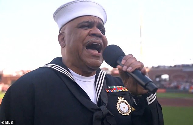 Los fanáticos del béisbol elogian el ‘mejor himno nacional de todos los tiempos’ antes del juego Yankees-Giants en la noche inaugural de la MLB