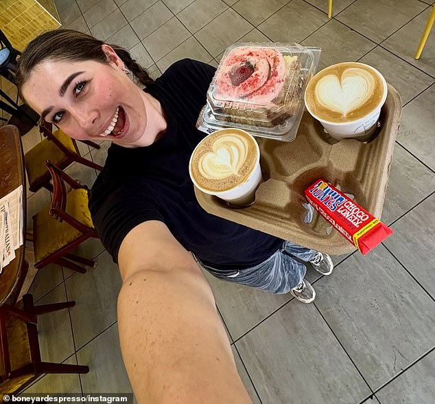 El joven propietario de una cafetería se estremece después de que un cliente criticara un aumento de 80 céntimos en el precio de su café diario, dejando a los australianos divididos sobre si el aumento es razonable.