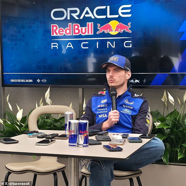 Max Verstappen es expulsado de la conferencia de prensa por un periodista británico después de ofenderse por sus preguntas y su ‘sonrisa tonta’ el año pasado.