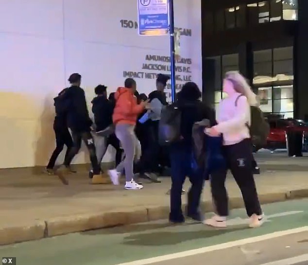 En medio de informes de tiendas saqueadas y peatones inocentes mutilados, una tranquila noche entre semana en el centro de Chicago fue un momento de pesadilla para cientos de jóvenes sin ley.
