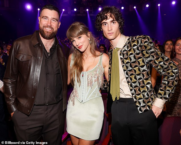 Travis Kelce fue visto cantando el éxito de Taylor Swift mientras la leyenda de la NFL se une a su prometida en los iHeartRadio Music Awards.