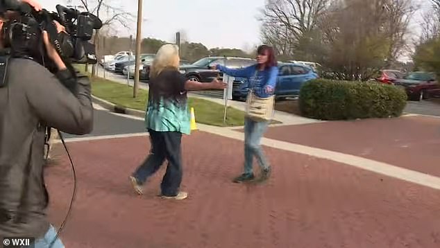 Madre de Carolina del Norte que desapareció hace 24 años se reunió entre lágrimas con su hija después de ser encontrada viva y bien