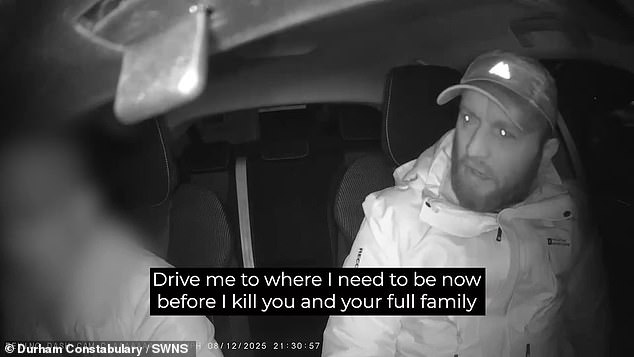 El momento en que matones atacaron a un taxista, abusaron de él racialmente y amenazaron con matar a su familia tras su encarcelamiento