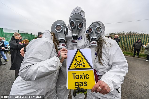 ‘¡Detén el hedor! Los residentes usan máscaras antigás y trajes protectores mientras exigen el cierre de los centros para proteger la salud de los niños después de “sangrados nasales y problemas respiratorios”.