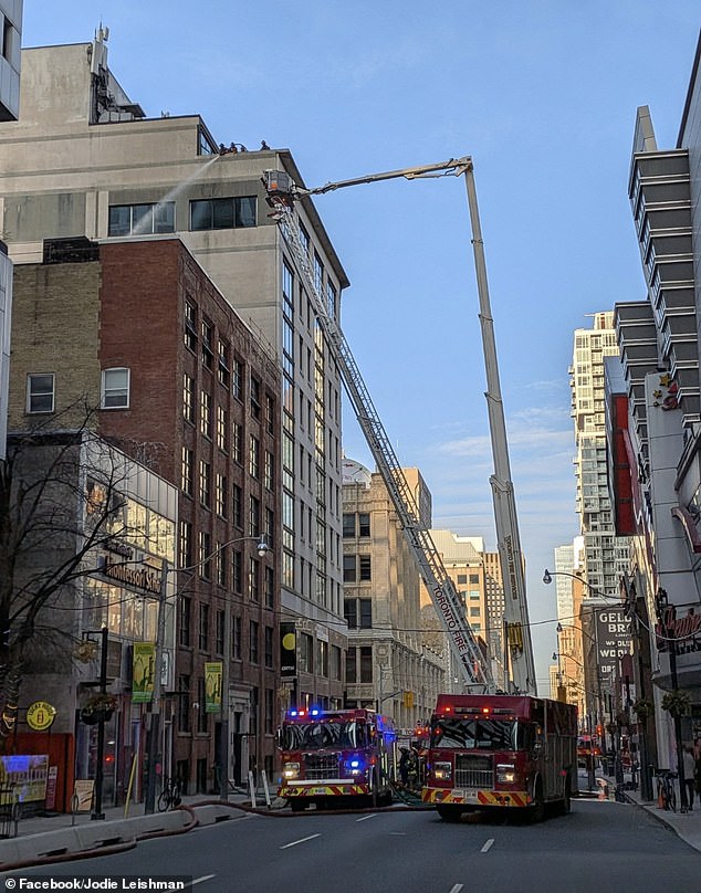Explosiones sacudieron el centro de Toronto mientras los bomberos luchaban contra un enorme incendio en un edificio