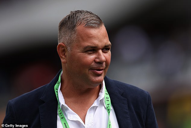 El nombre masculino SHOCK reemplazará al entrenador despedido Anthony Siebold y no todos los fanáticos de los Sea Eagles están contentos con eso