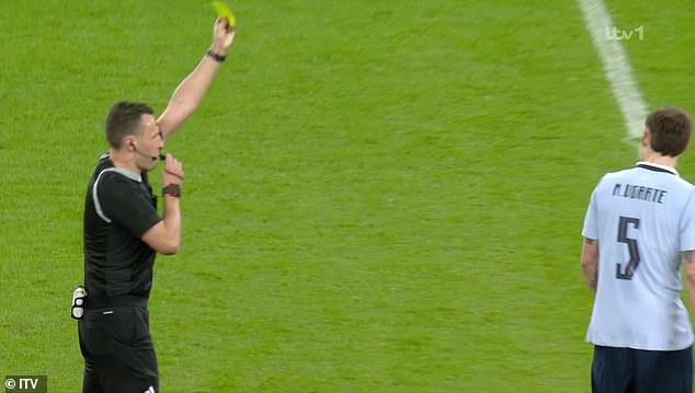 Una decisión arbitral ridícula hace que la estrella del Man United evite una tarjeta roja a pesar de recibir DOS tarjetas amarillas en el partido de Inglaterra contra Uruguay en Wembley, en un nuevo momento de ‘Graham Poll’