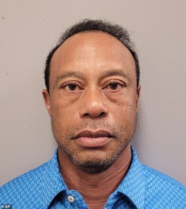 Publican foto de Tiger Woods con los ojos llorosos tras arresto por conducir bajo los efectos del alcohol
