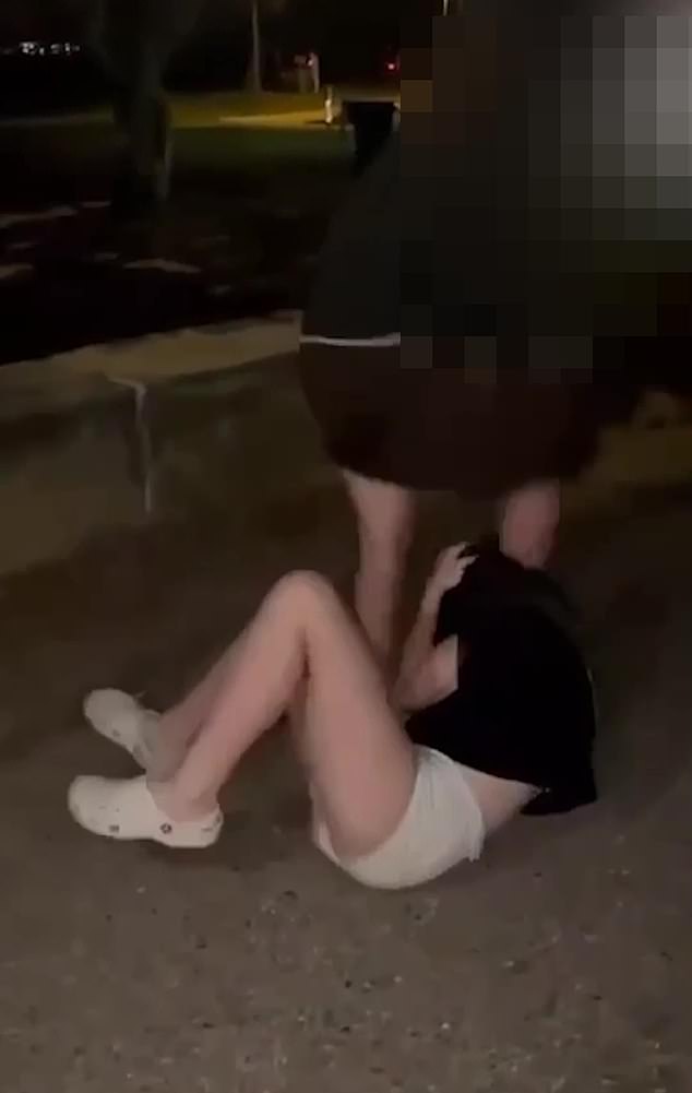 Niña de 14 años golpeada y pisoteada por una agresora en un ataque no provocado mientras habla el enojado padre de la víctima