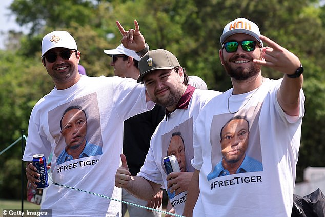 Los fanáticos del golf usan camisetas con fotos de Tiger Woods en un evento del PGA Tour días después de su impactante arresto por DUI