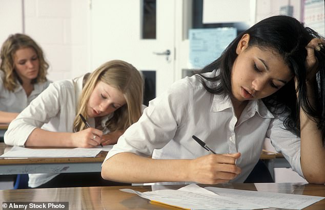 El examen Voke French GCSE pide a los estudiantes que traduzcan un pasaje sobre ‘hermana bisexual, sus padres divorciados y su hermano desempleado’
