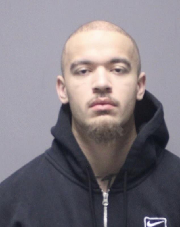 Estrella del baloncesto universitario arrestada a punta de pistola por cargos de violencia doméstica después de “amenazar con matar a su exnovia y luego a sí mismo”