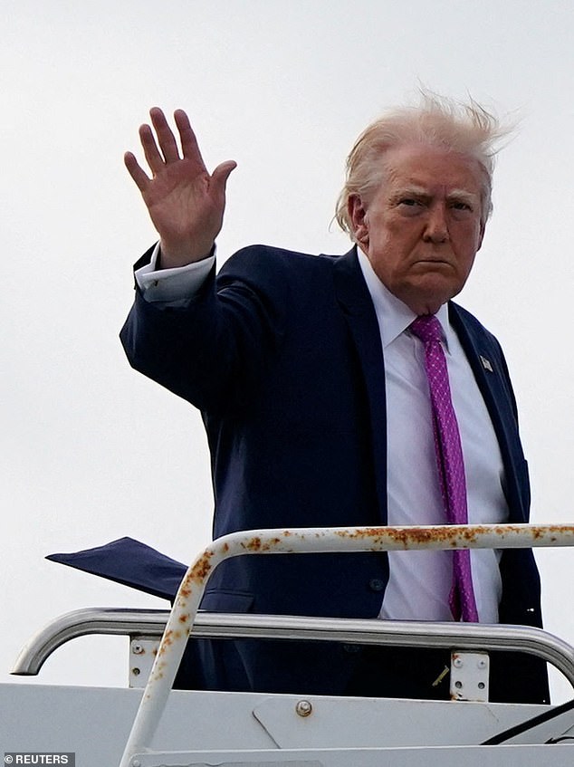 Trump afirmó que Estados Unidos “ya” está tomando el Estrecho de Ormuz mientras Irán lo acusa de “planear en secreto una invasión terrestre”.