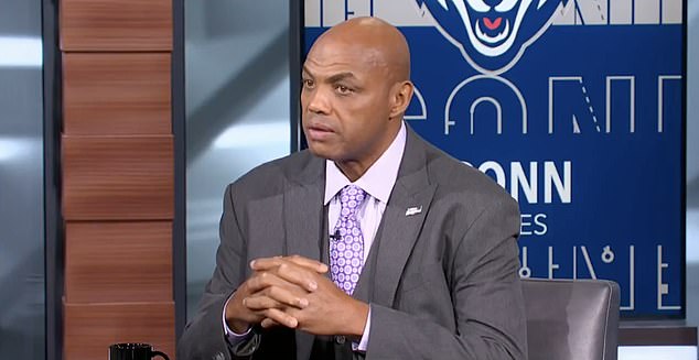 El ícono de la NBA, Charles Barkley, deja atónitos a los espectadores de March Madness después de lanzar una salvaje diatriba sobre inmigración en vivo en CBS: “una farsa y una desgracia”