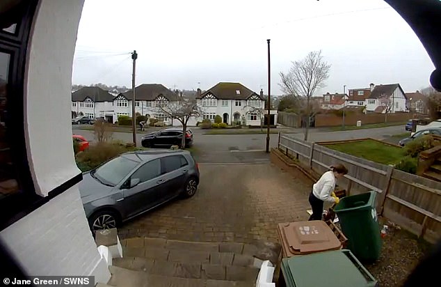 Una mujer en un momento de ira se rompe el hombro tras caer en su contenedor de reciclaje