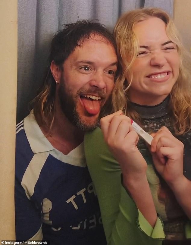 La estrella del fútbol Mitch Brown lanza una bomba infantil después de hacer historia al declararse bisexual